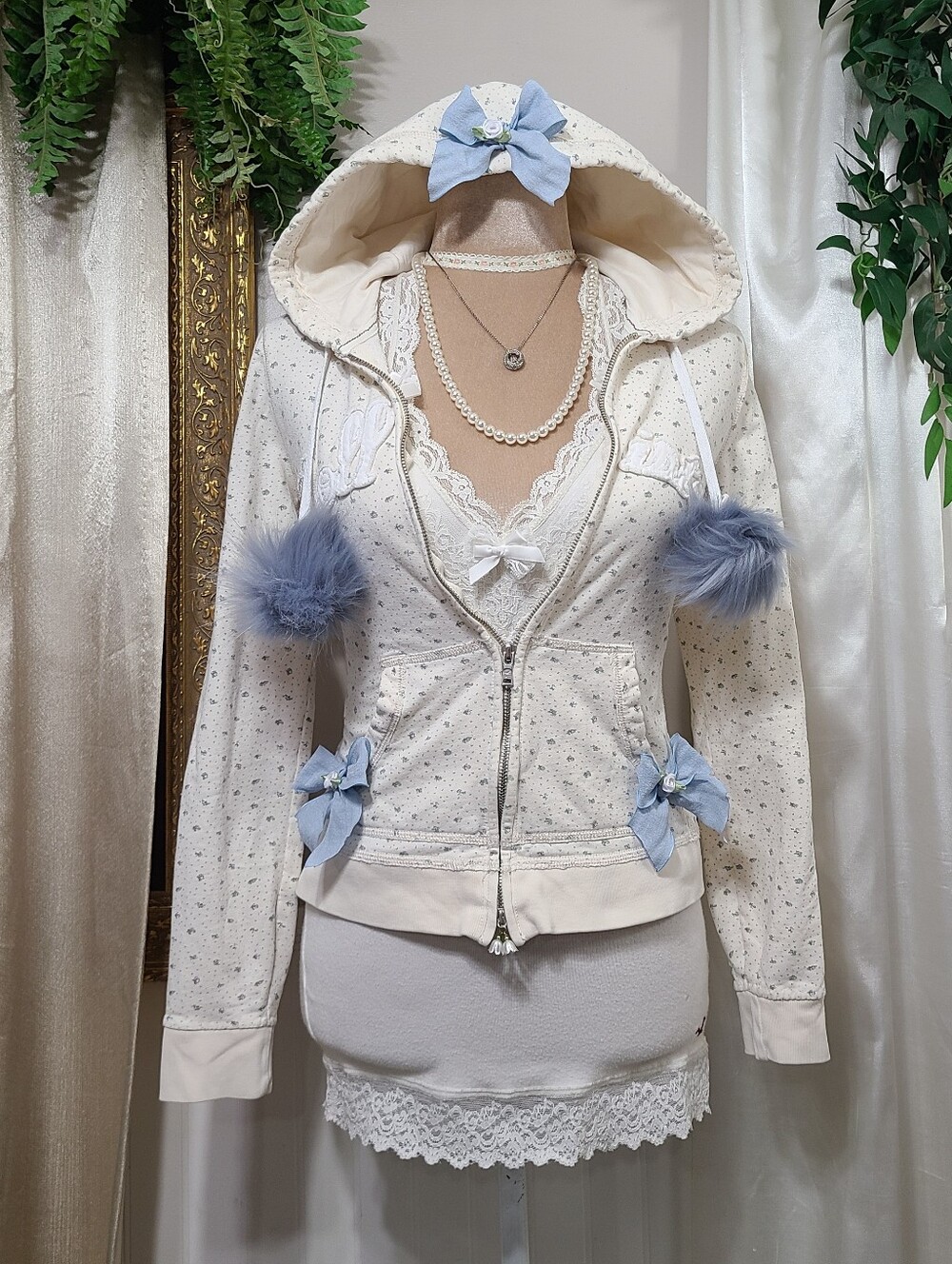 Rare Vintage Hollister ♡ Y2K ♡ Flower Print Hoodie Bows & Faux Fur Pom Poms